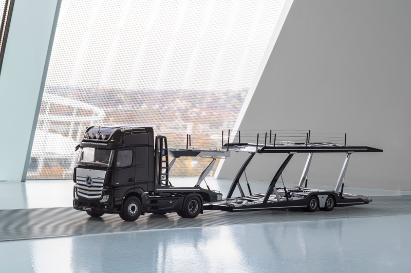 Illustration for article titled Everything About This Mercedes 1:18 Scale Tractor and Semitrailer Is Adorable